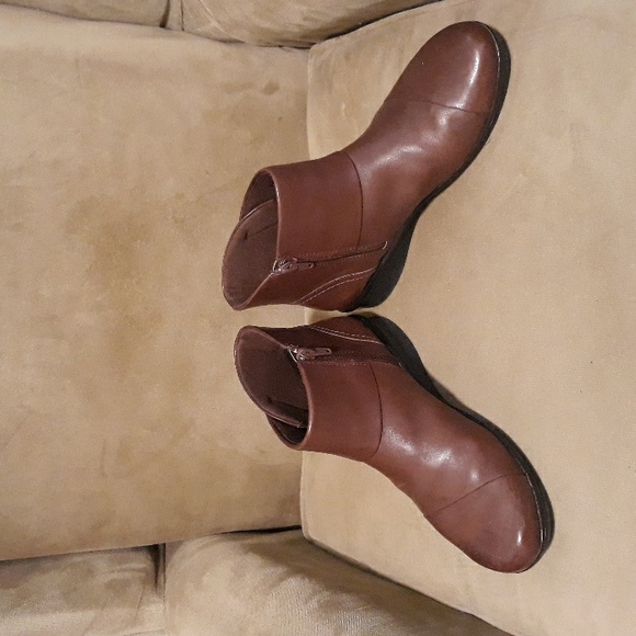 Clark's Leather Side Zip Comfy Ankle Cushioned Boots Womens 7.5 Medium Width - Picture 2 of 6